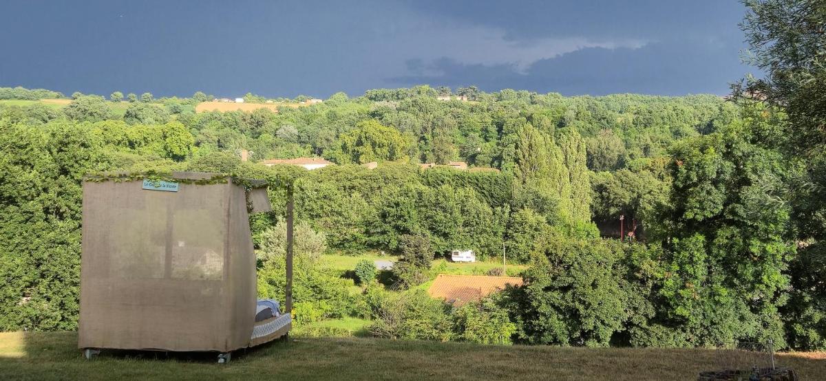 Au Clair de Vianne Jacuzzi et jardin privatifs pour la suite Romance - Housity
