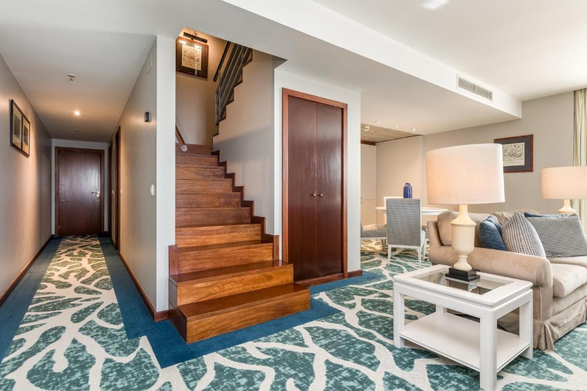 Uma área de estar em Holiday Inn Porto Gaia by IHG