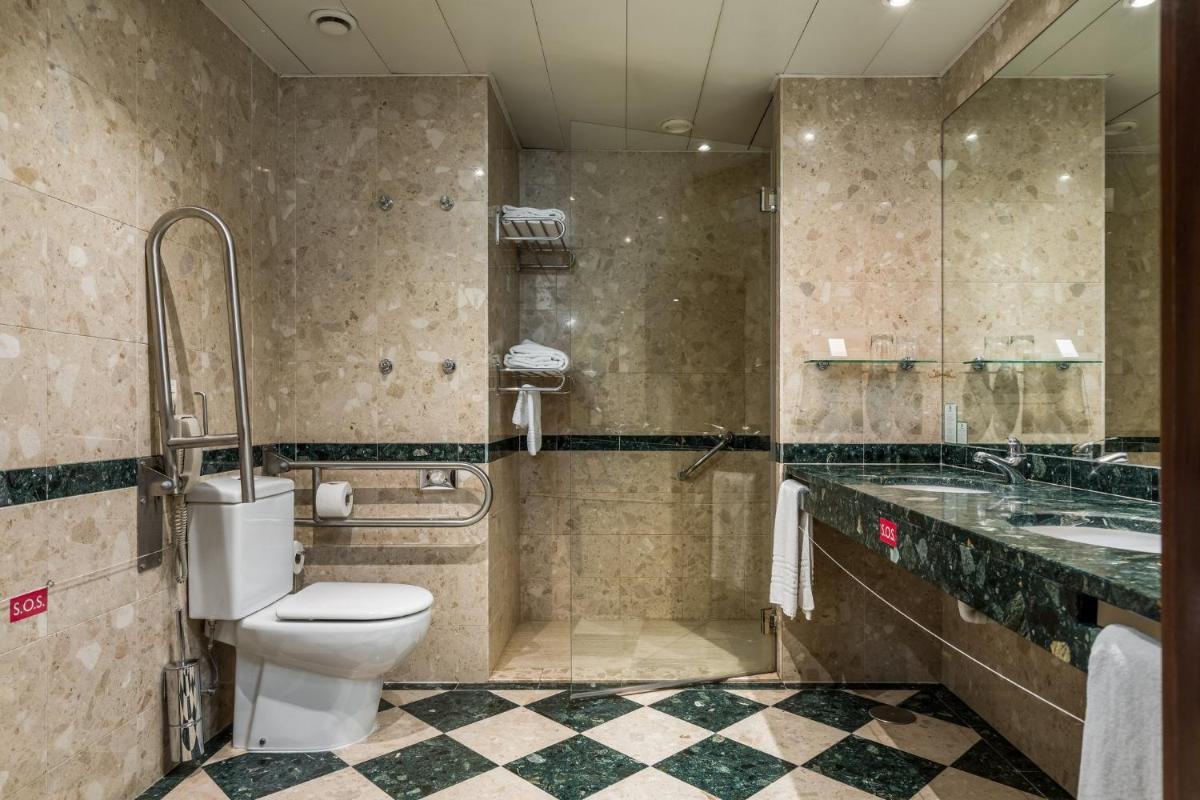 Uma casa de banho em Holiday Inn Porto Gaia by IHG