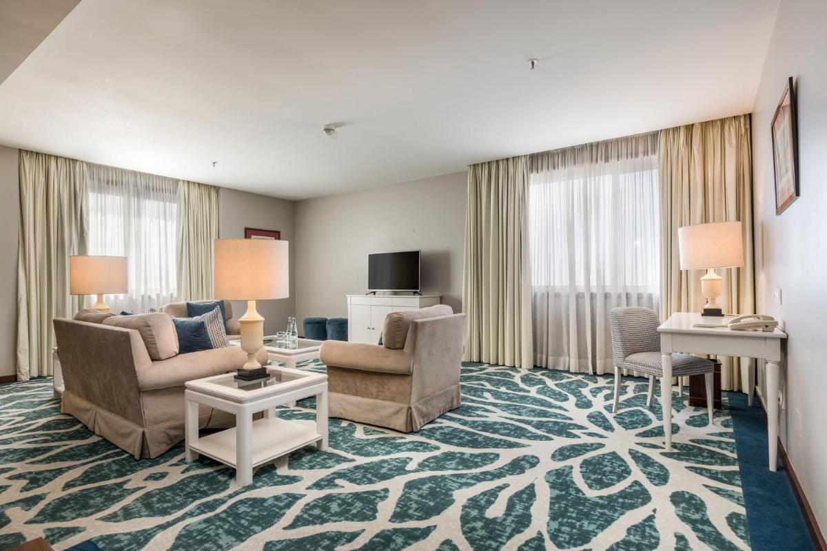 Uma televisão e/ou sistema de entretenimento em Holiday Inn Porto Gaia by IHG