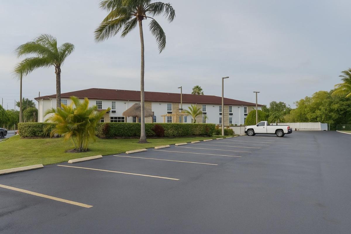 Belmont Inn & Suites - Housity