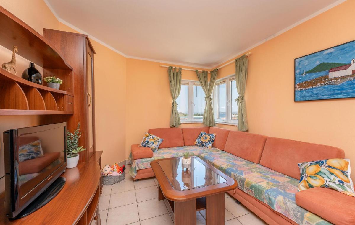 Gorgeous Apartment In Pakostane With Wifi - Housity