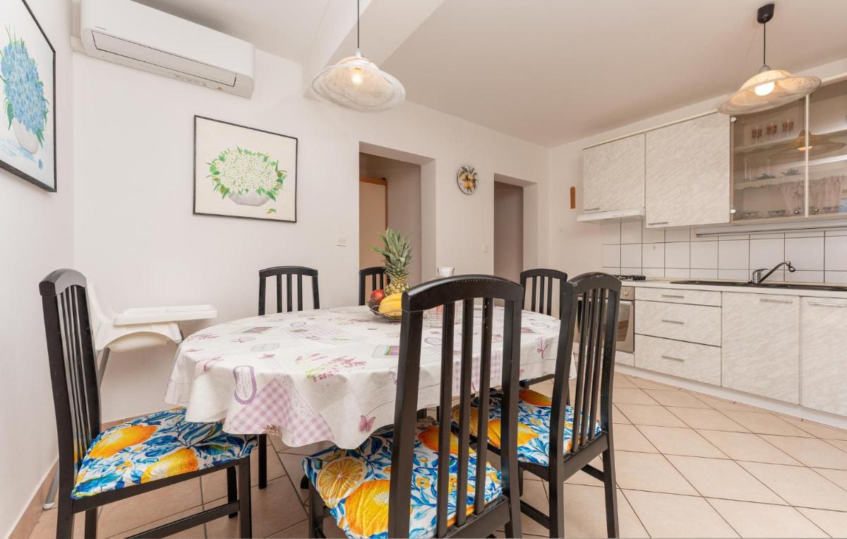 Gorgeous Apartment In Pakostane With Wifi - Housity