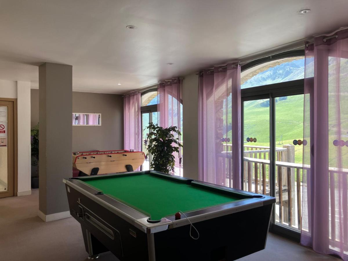 une chambre avec un billard devant une fenêtre dans l'établissement Résidence Mer & Golf Tourmalet, à La Mongie 11 autres photos