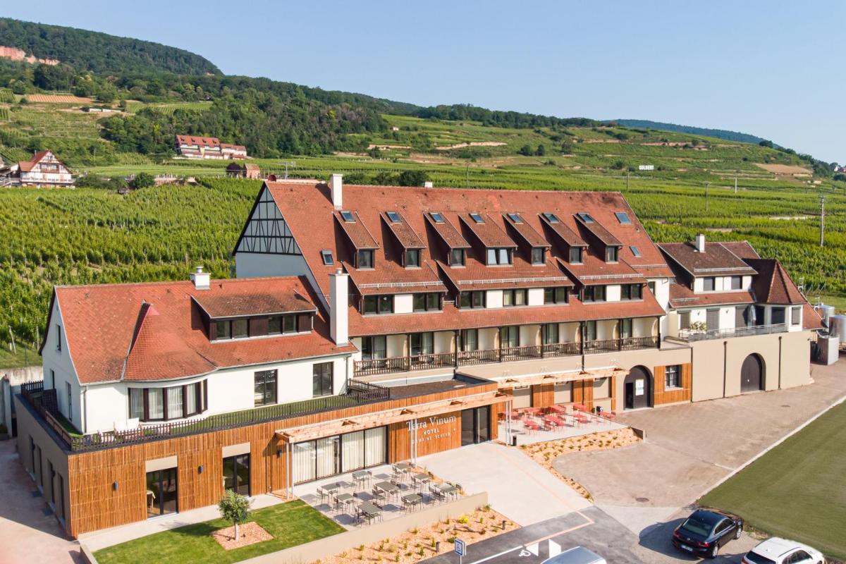 une vue aérienne d'un bâtiment dans un vignoble dans l'établissement Hôtel Terra Vinum, à Gueberschwihr