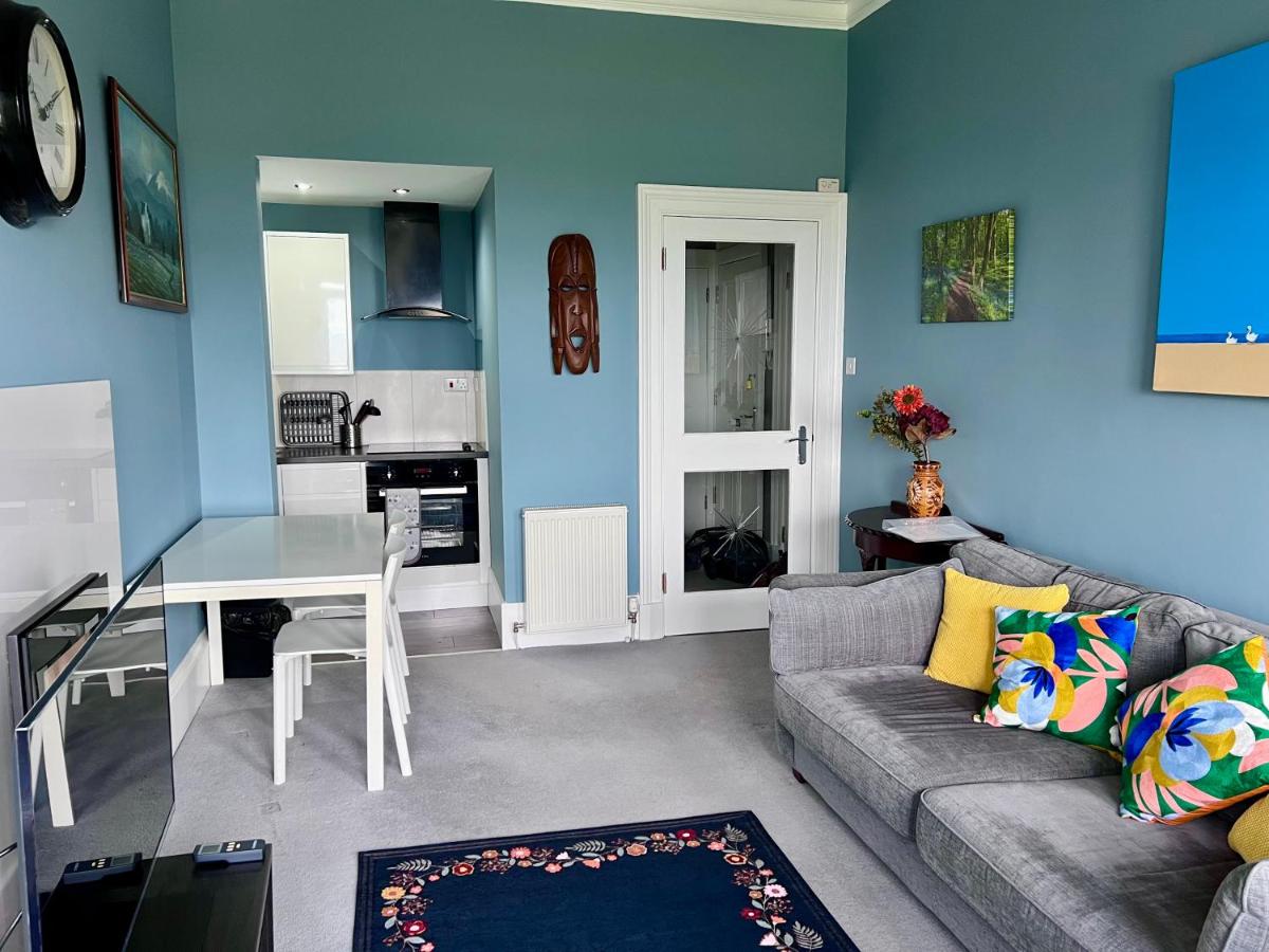 Seaview one bedroom apartment in centre of Largs - Housity