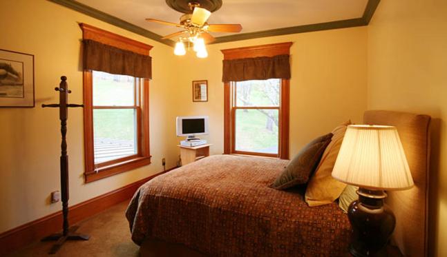 Breezy Hill Inn - Housity