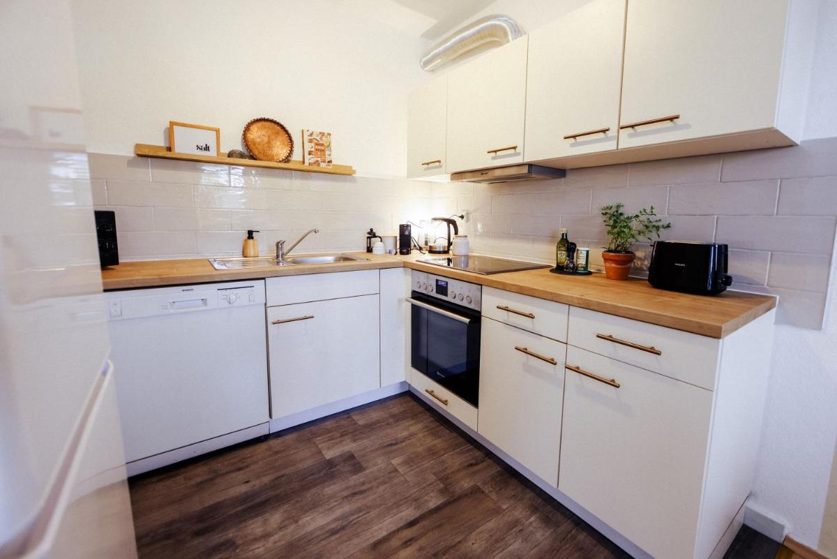 Moderne Fewo mit Balkon und Parkplatz - salt apartments - Housity
