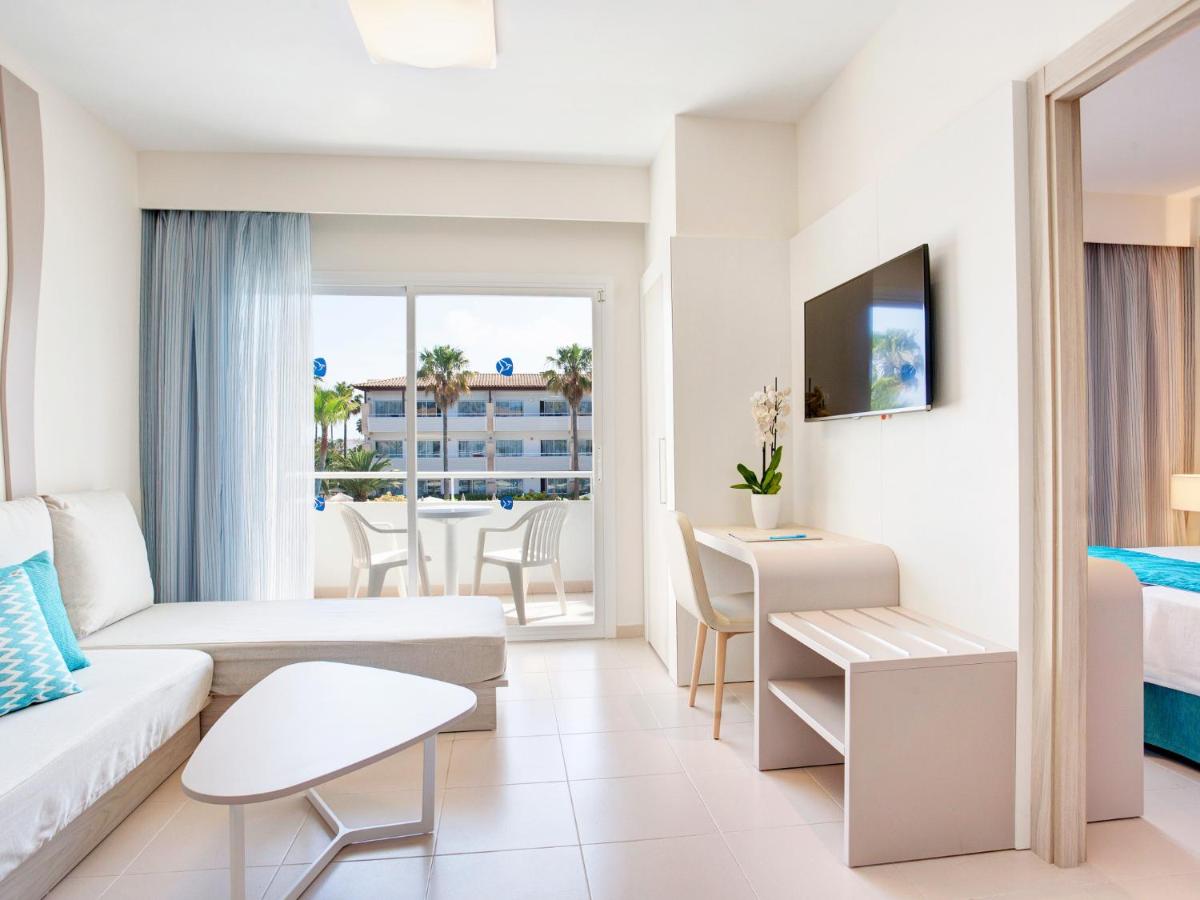 una sala de estar con un sofá y una mesa en Grupotel Mallorca Mar, en Cala Bona