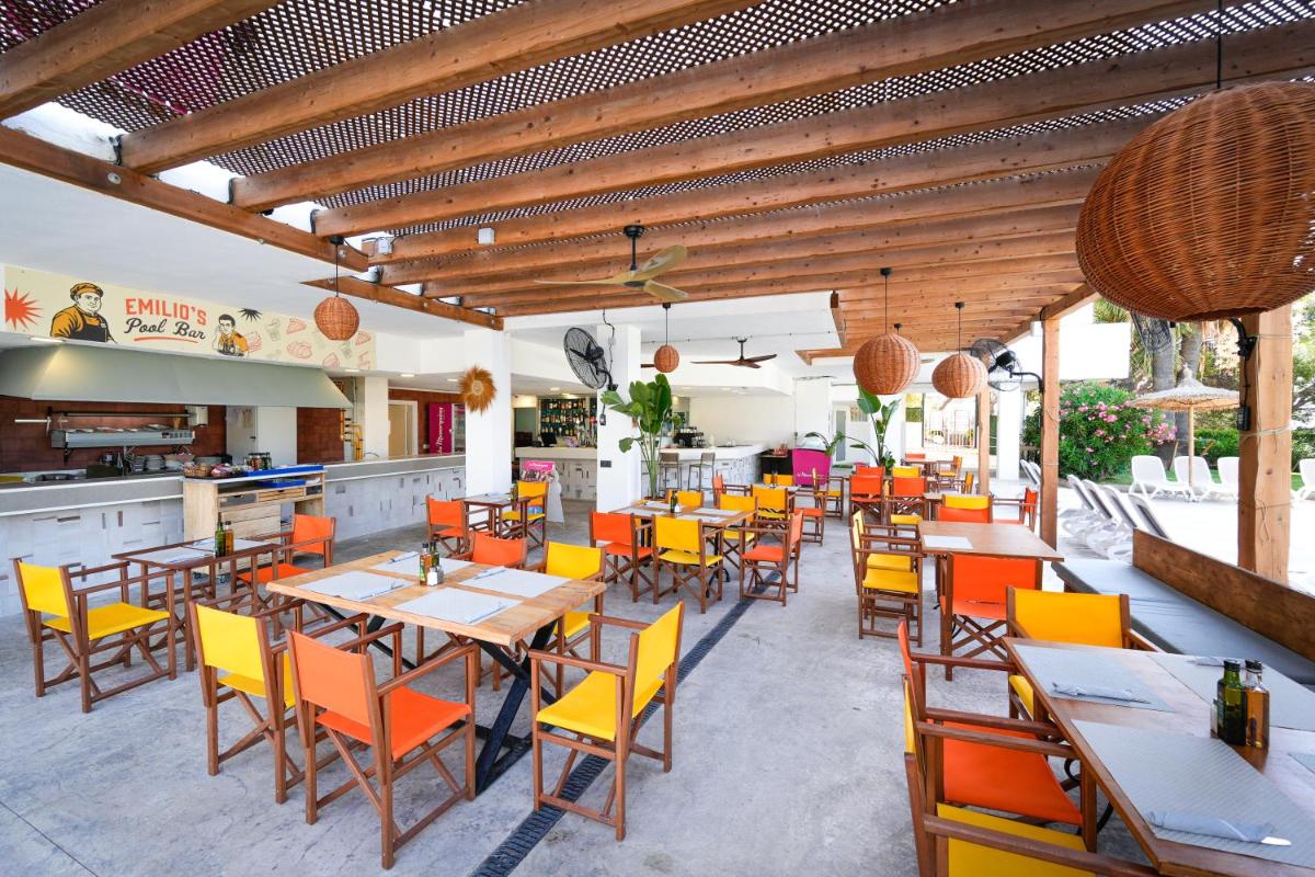 Un comedor con mesas y sillas en un restaurante. en Apartamentos Vistasol, en Magaluf