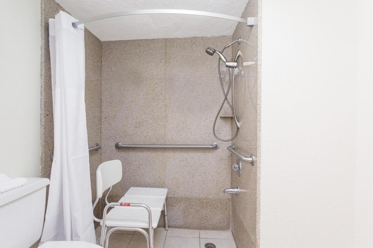 Days Inn by Wyndham Fort Myers - Housity