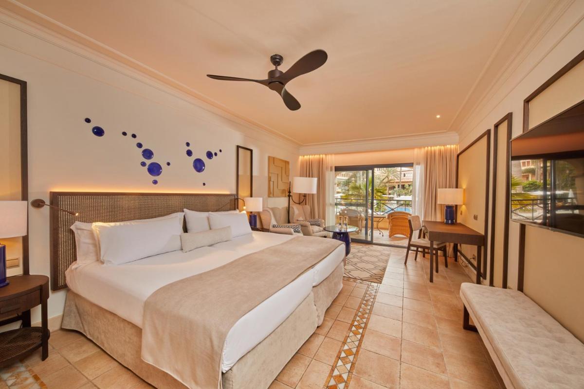 Cama o camas de una habitación en Secrets Bahía Real Resort & Spa Adults only