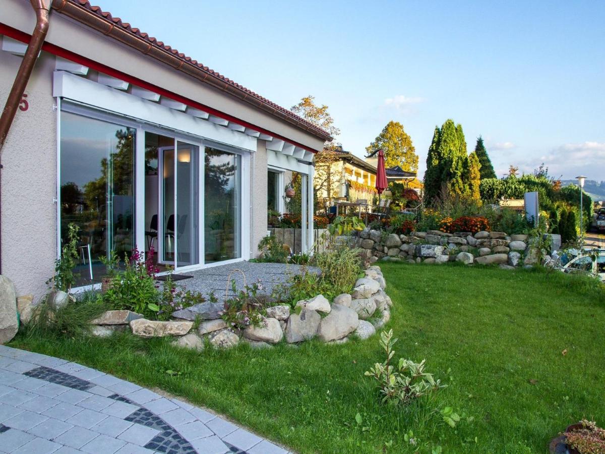 Ein Garten an der Unterkunft Haus am Waldpark