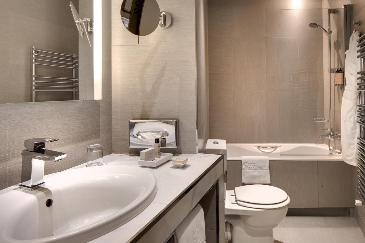 Salle de bains dans l'établissement Rochester Champs Elysees