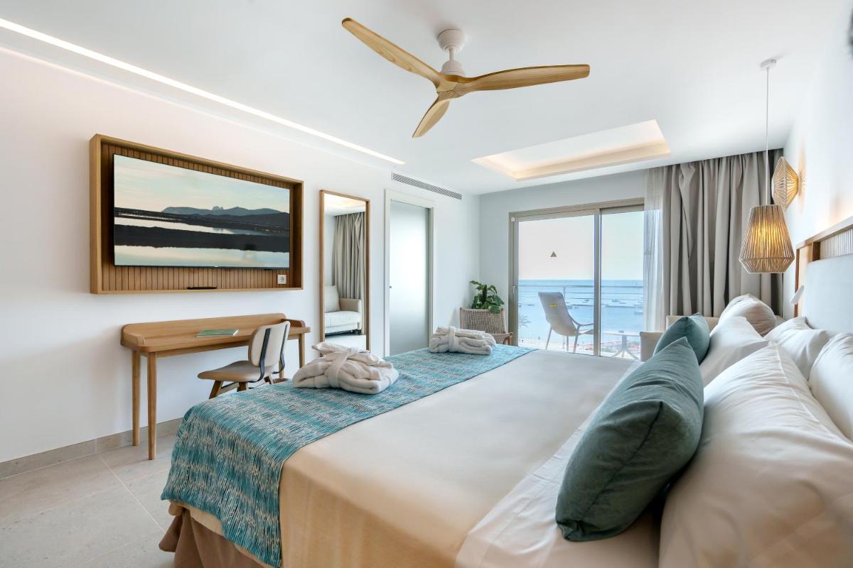 Cama o camas de una habitación en Bellamar Hotel Beach & Spa