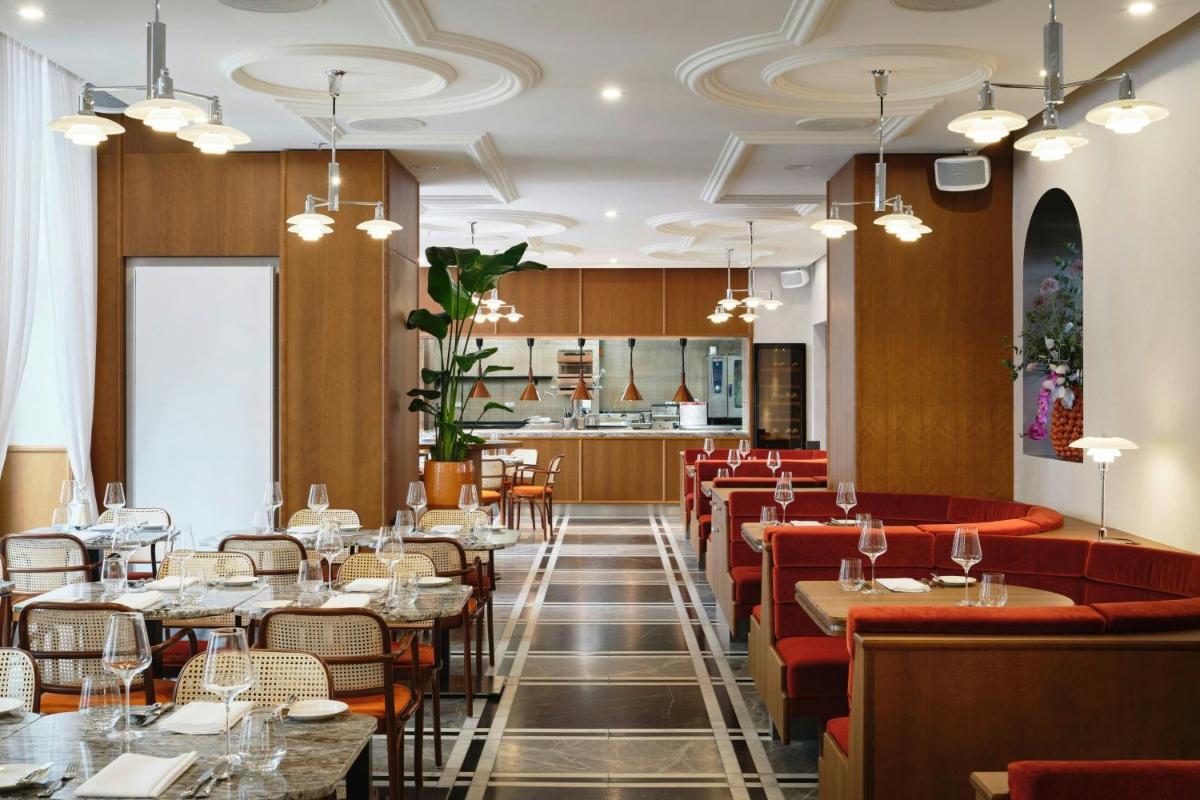 Ein Restaurant oder anderes Speiselokal in der Unterkunft Roomers Berlin Steinplatz, Autograph Collection
