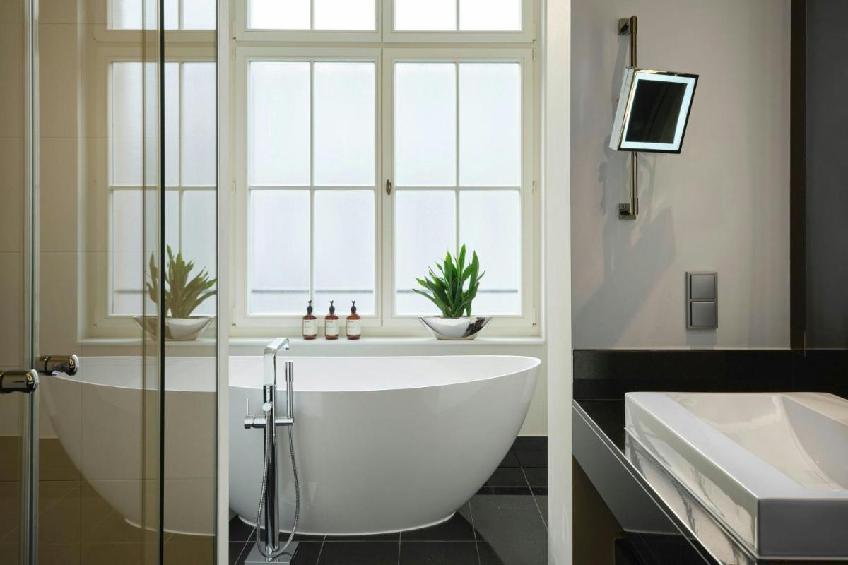 Ein Badezimmer in der Unterkunft Roomers Berlin Steinplatz, Autograph Collection