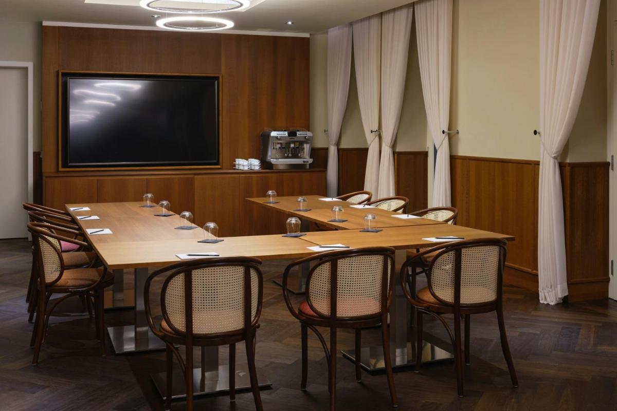 Ein Restaurant oder anderes Speiselokal in der Unterkunft Roomers Berlin Steinplatz, Autograph Collection