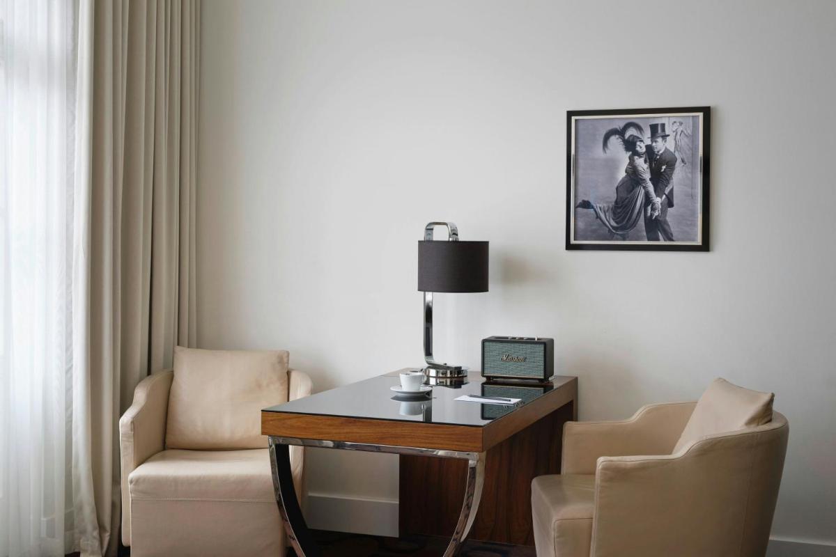 Ein Sitzbereich in der Unterkunft Roomers Berlin Steinplatz, Autograph Collection