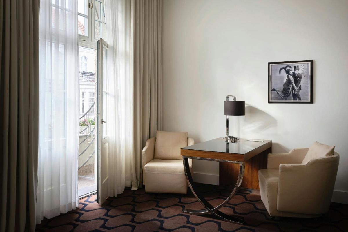 Ein Sitzbereich in der Unterkunft Roomers Berlin Steinplatz, Autograph Collection