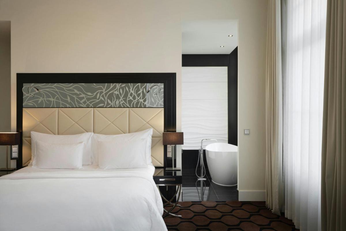 Ein Bett oder Betten in einem Zimmer der Unterkunft Roomers Berlin Steinplatz, Autograph Collection