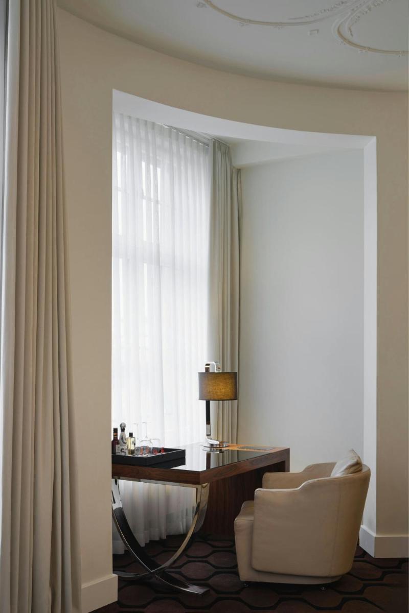 Ein Sitzbereich in der Unterkunft Roomers Berlin Steinplatz, Autograph Collection