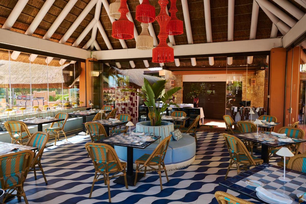 Un restaurante o sitio para comer en Aparthotel Novo Resort