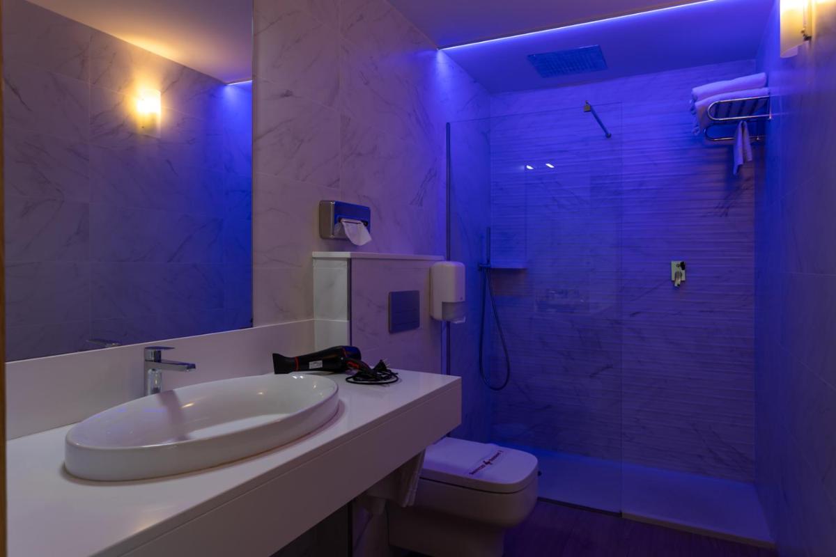 Un baño de Hotel Felisa SPA