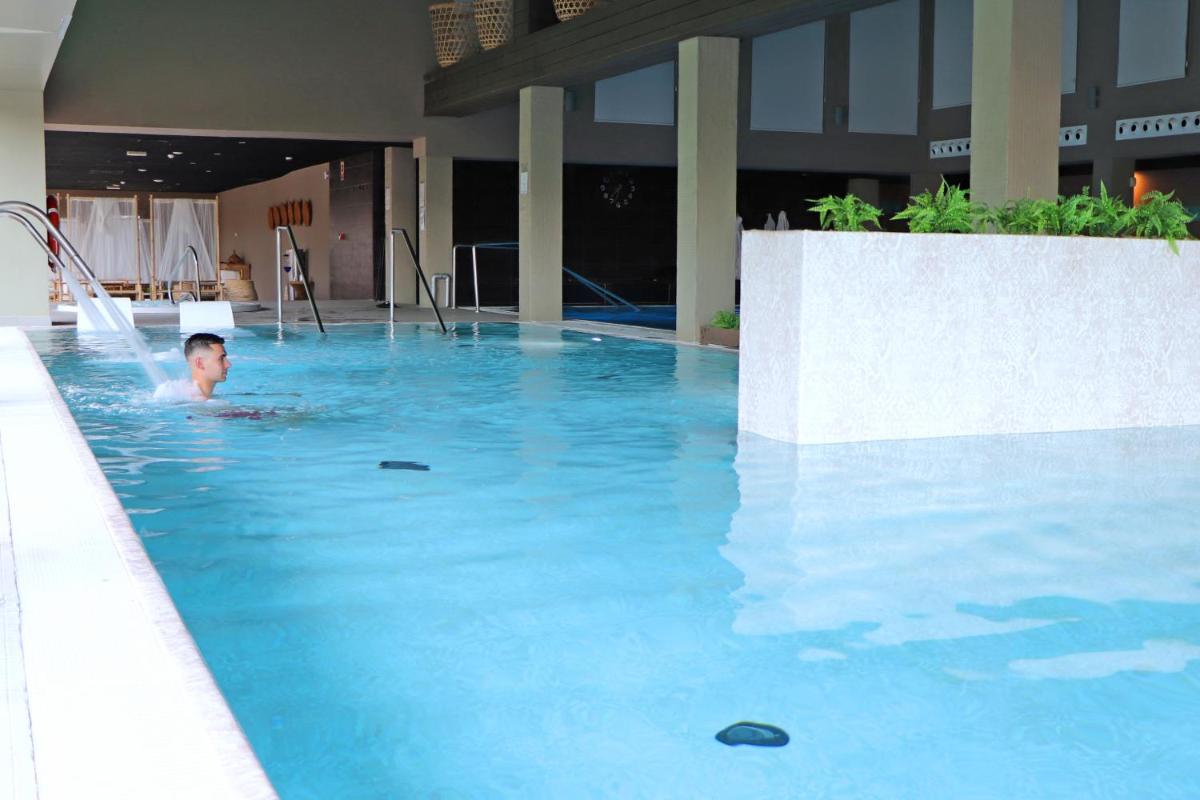 Piscina en o cerca de Balneario Segura de Baños