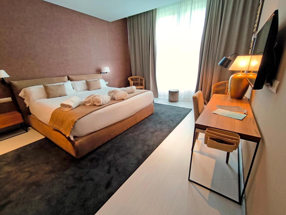Un dormitorio con una cama, un escritorio y un televisor. en Balneario Segura de Baños, en Segura de los Baños