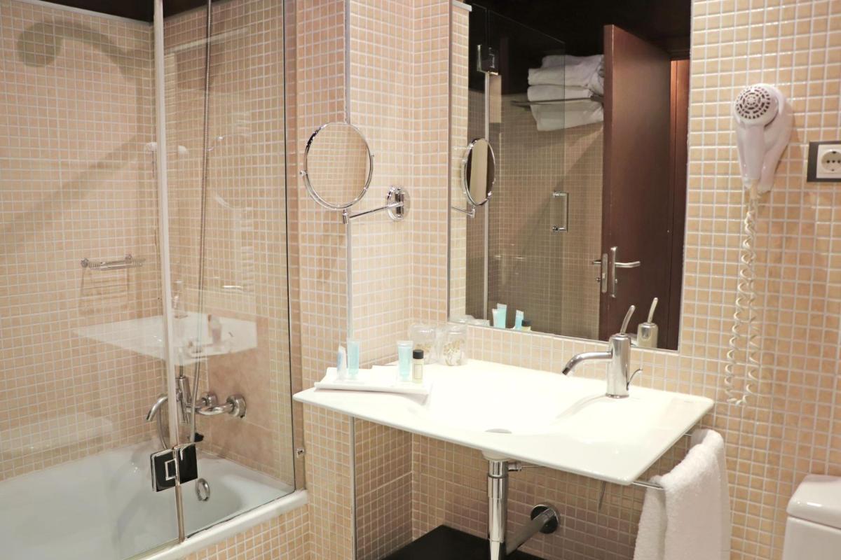 Un baño de Hotel Real Balneario Carlos III