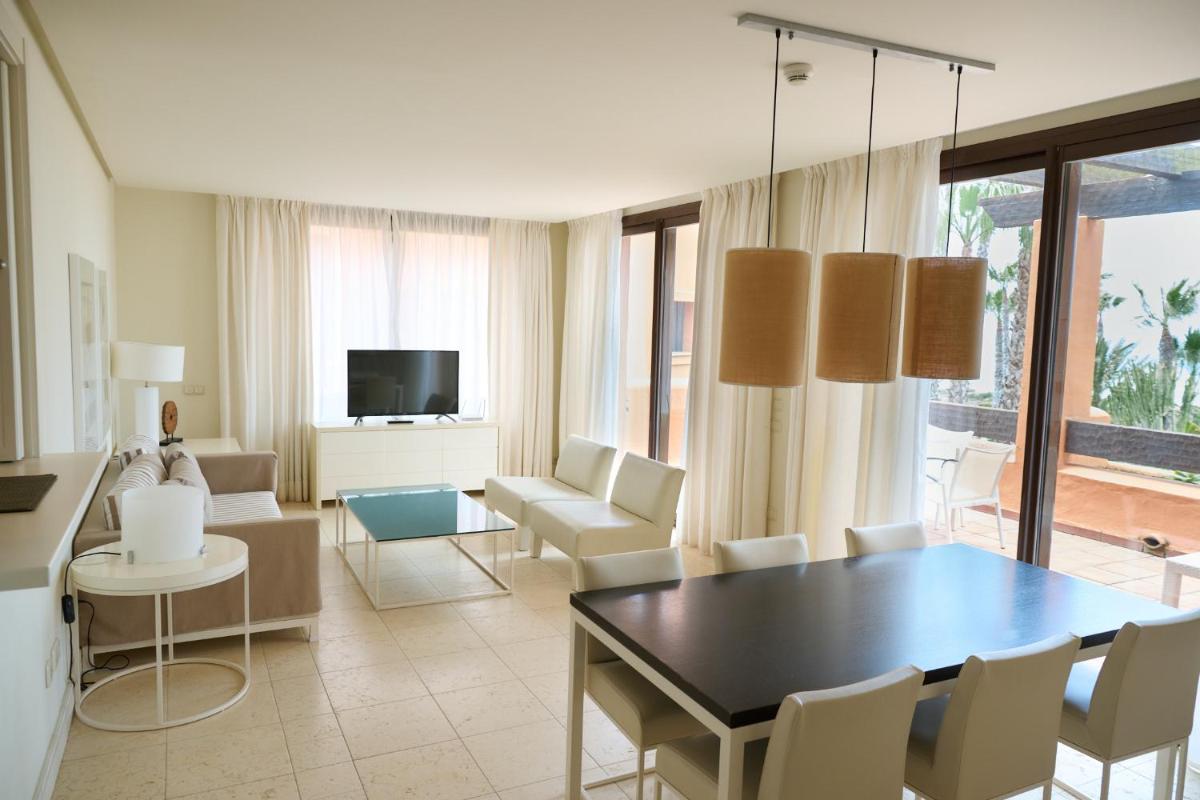 Una televisión o centro de entretenimiento en Aparthotel Novo Resort