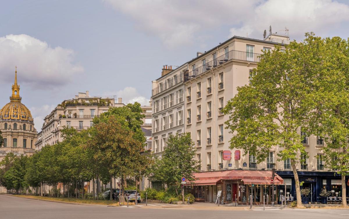 un groupe de bâtiments dans une rue urbaine dans l'établissement Hotel Duquesne Eiffel, à Paris