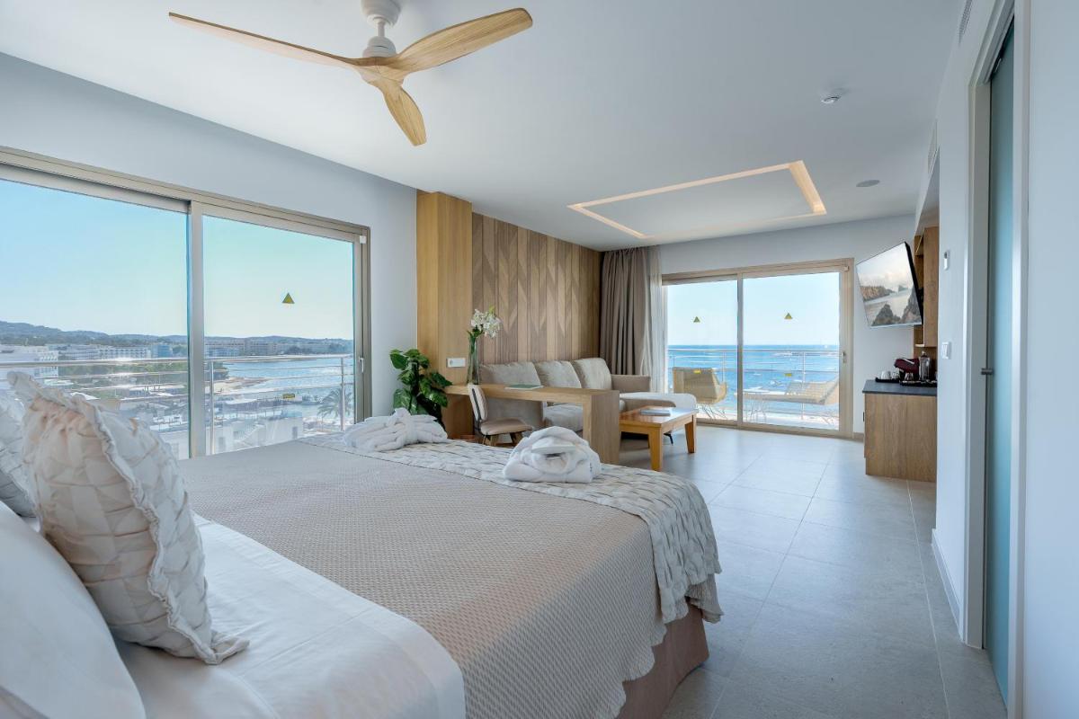 Un dormitorio con una cama y vista al mar. en Bellamar Hotel Beach & Spa, en San Antonio