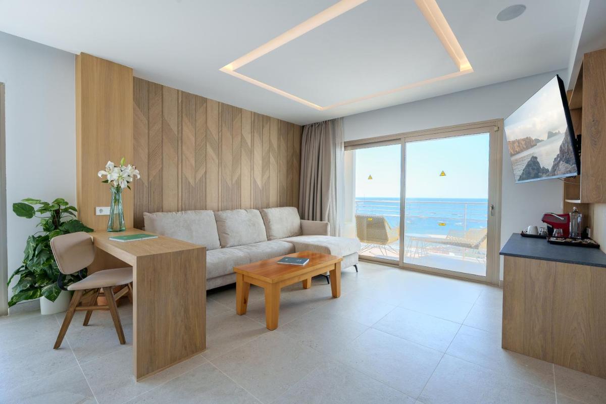 una sala de estar con un sofá y una mesa en Bellamar Hotel Beach & Spa, en San Antonio