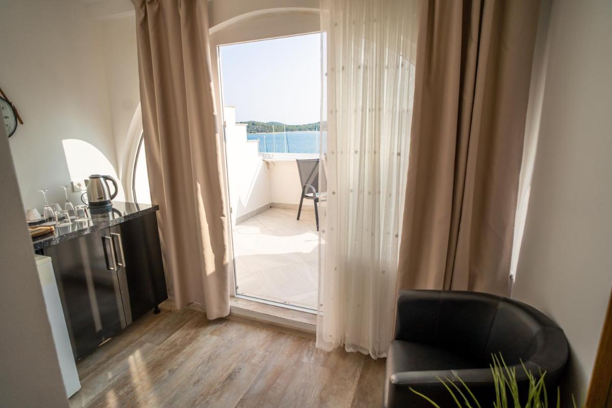 Black Pearl Tisno - Housity