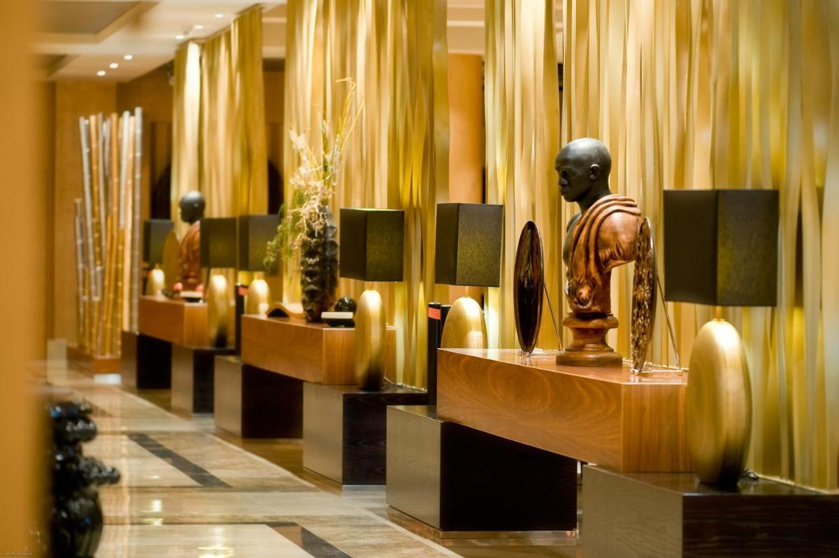 Una fila de estatuas en exhibición en un vestíbulo. en Elba Costa Ballena Beach & Thalasso Resort, en Costa Ballena