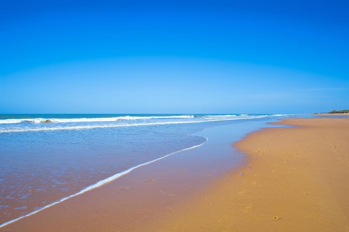 una playa con el océano y la costa en Elba Costa Ballena Beach & Thalasso Resort, en Costa Ballena