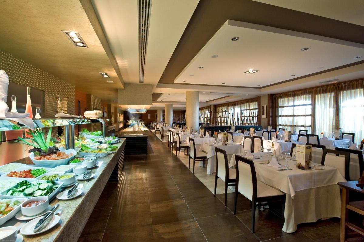 Un restaurante o sitio para comer en Elba Costa Ballena Beach & Thalasso Resort