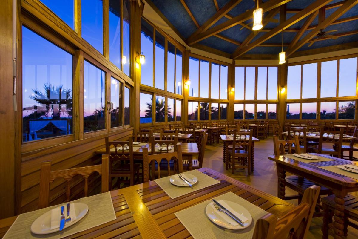 Un restaurante o sitio para comer en Elba Costa Ballena Beach & Thalasso Resort