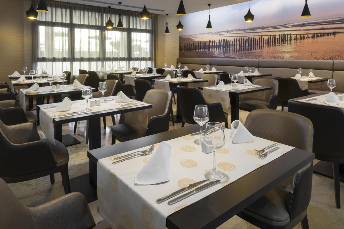 Un restaurante o sitio para comer en Elba Costa Ballena Beach & Thalasso Resort