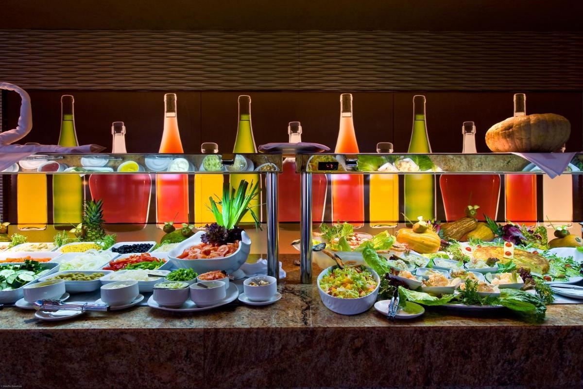 Comida en o cerca de este hotel