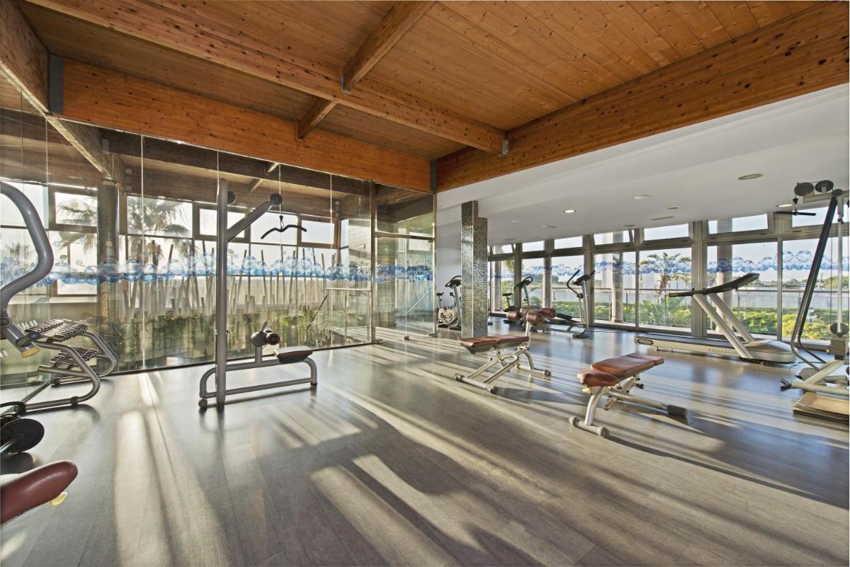 Gimnasio o instalaciones de fitness de Elba Costa Ballena Beach & Thalasso Resort