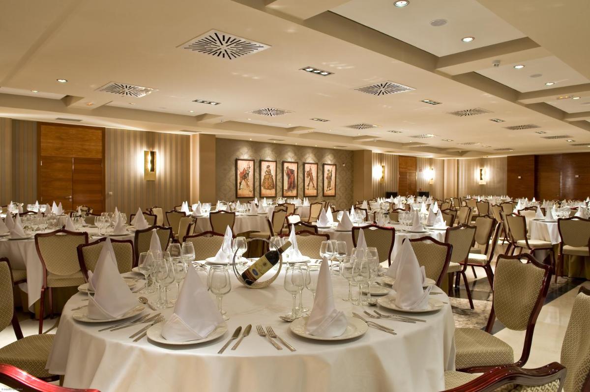 Un restaurante o sitio para comer en Elba Costa Ballena Beach & Thalasso Resort