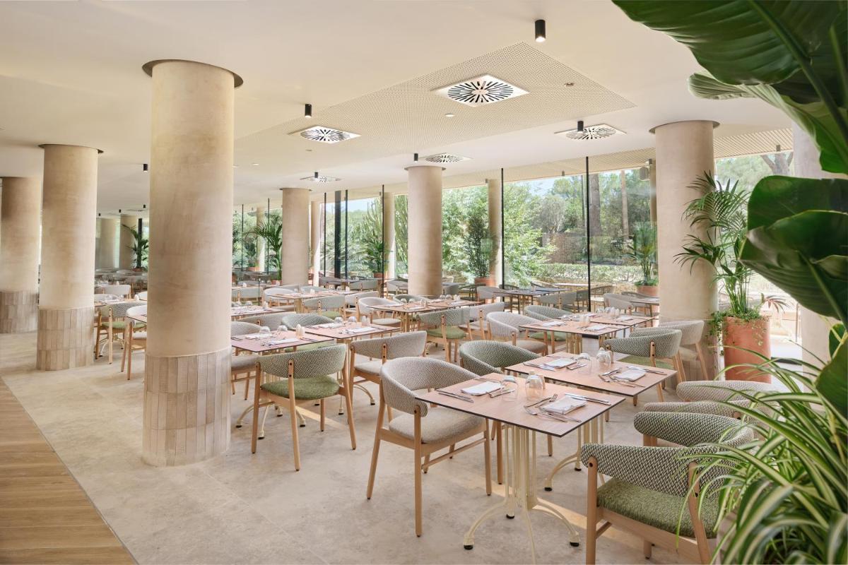 Un restaurante o sitio para comer en Grupotel Cala Marsal Nature Hotel - New Reopening 2025