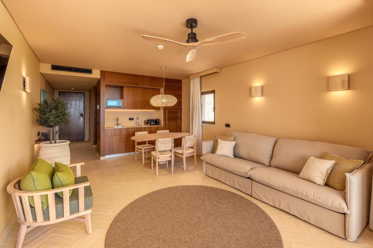 uma sala de estar com um sofá e uma mesa em 3HB Falesia Beach em Albufeira mais 20 fotografias