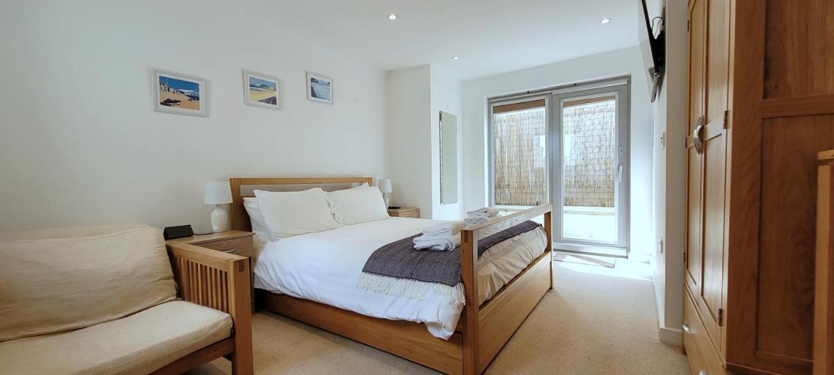 4 Fistral Beach Apartments, Newquay, TR7 1FR - Housity