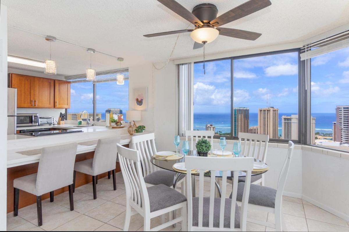 Hawaiian Monarch Penthouse 401 by Hawaii Ocean Club - Housity