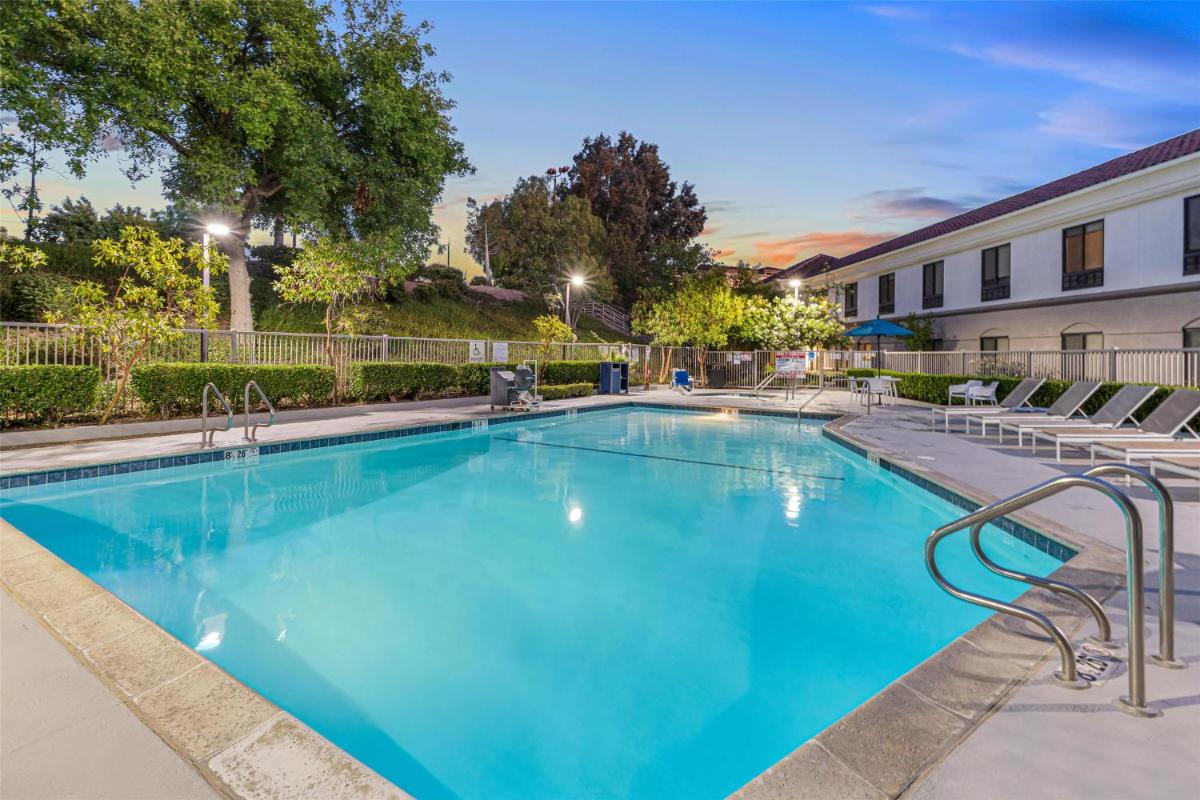 Best Western Valencia/Six Flags Inn & Suites - Housity