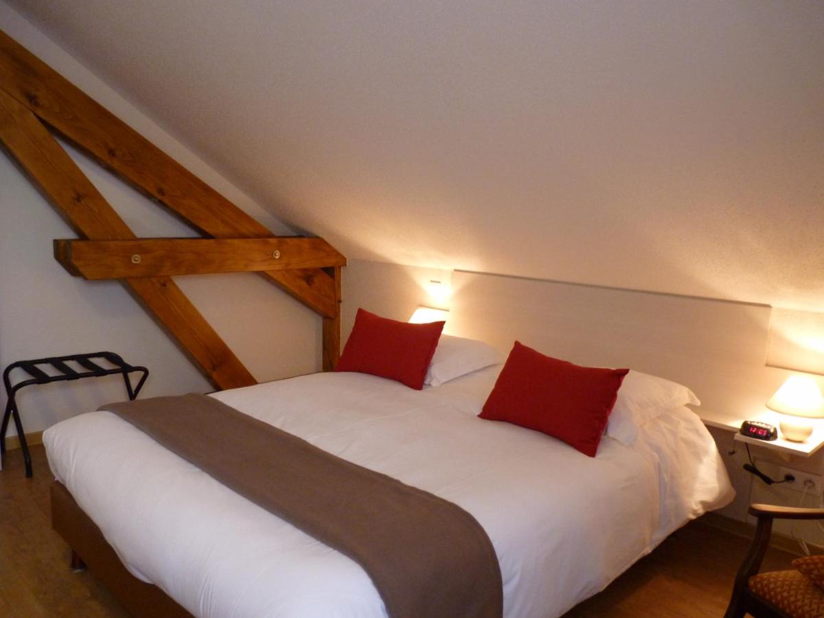 Un ou plusieurs lits dans un hébergement de l'établissement Logis Hôtel Notre-Dame - restaurant ouvert midi et soir sauf dimanche soir